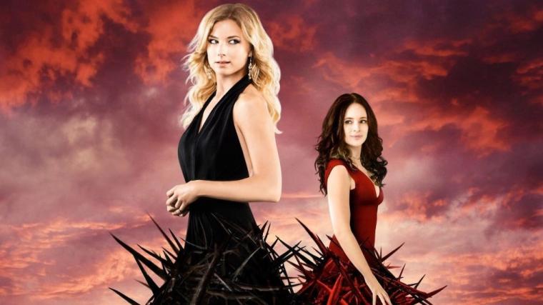 In Revenge, Emily VanCamp (l.) and Madeleine Stowe fought a psychological duel...