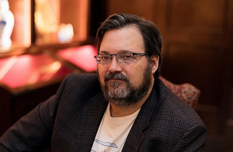 Brandon Sanderson writes science fiction and fantasy stories that focus on...